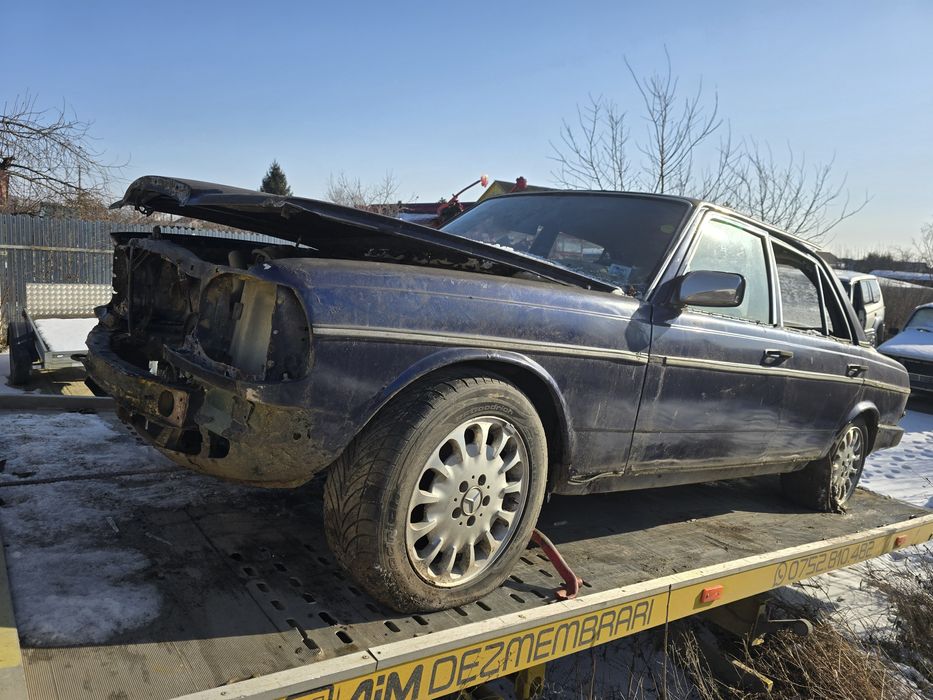 Dezmembrez Mercedes W123 2.0 diesel an 1980 auto Italia