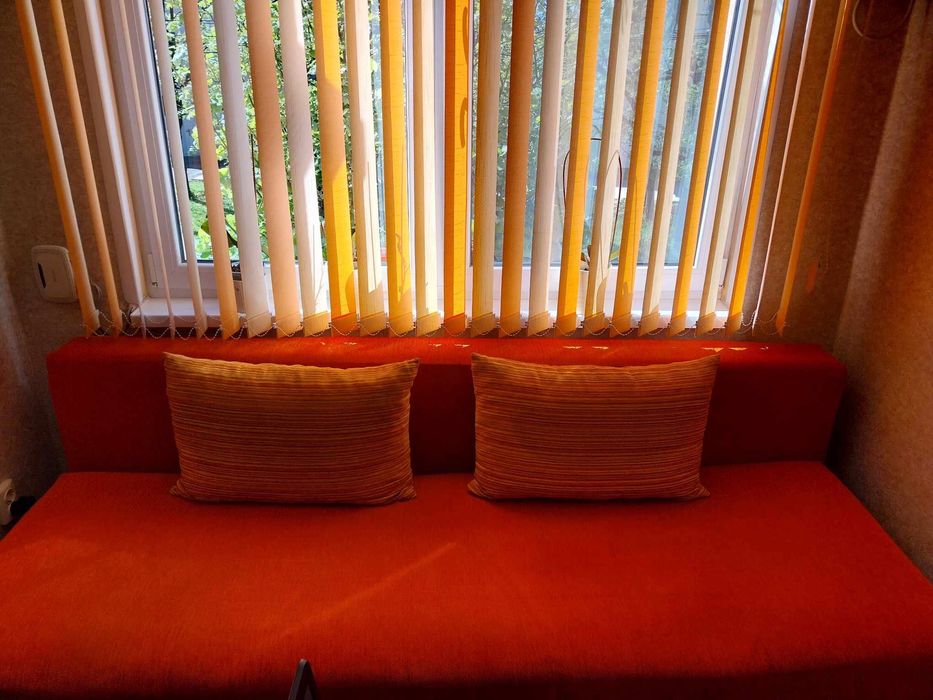 Диван с три възглавници