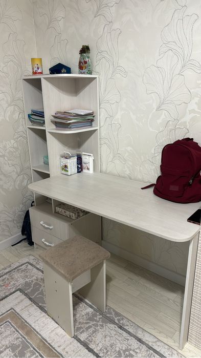 Парта стол в хорошем состояний