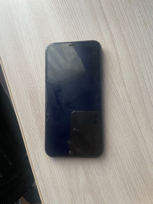 Продам 11 айфон.