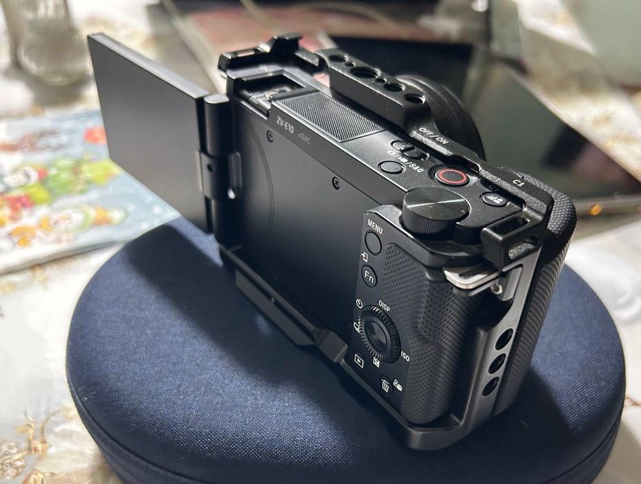 Sony ZV-E10 + Kit 16-50 + SmallRig Cage + Xotira kartasi