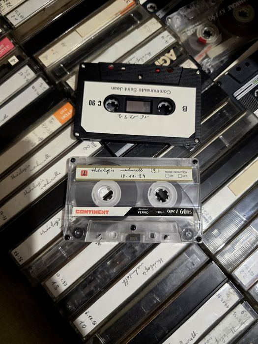 83 de casete, pentru reînregistrare.