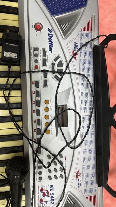 Продаю синтезатор (61 клавиша).