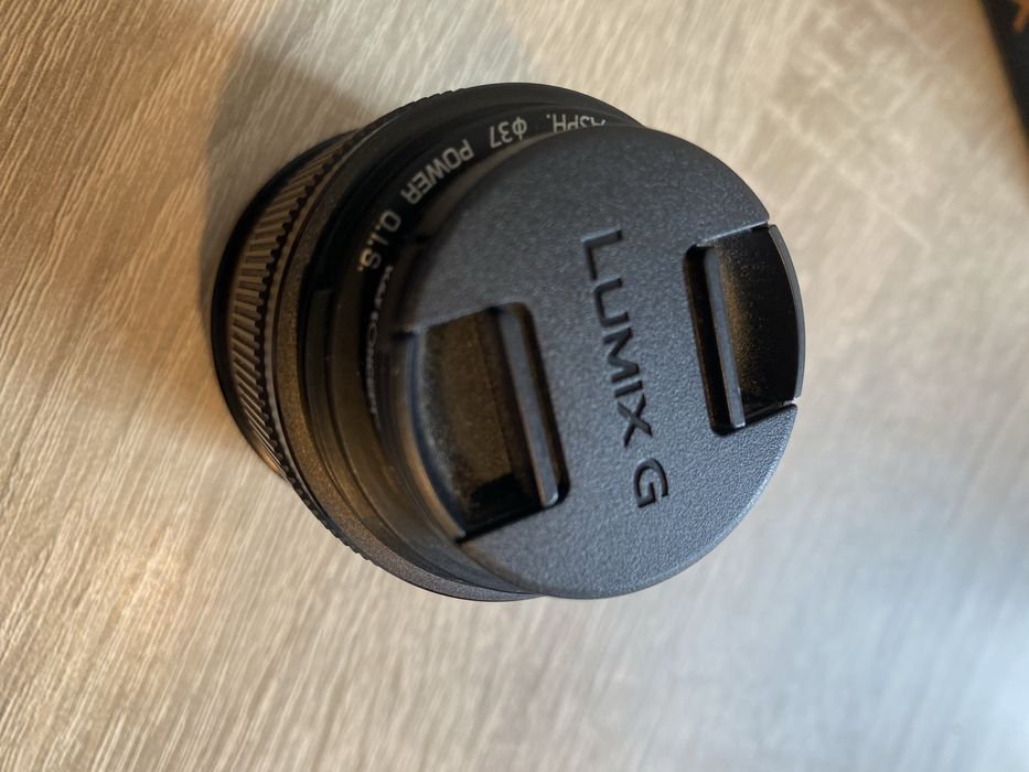 Obiectiv Panasonic 42.5mm f/1.7 ASPH Power O.I.S., în stare excelentă.
