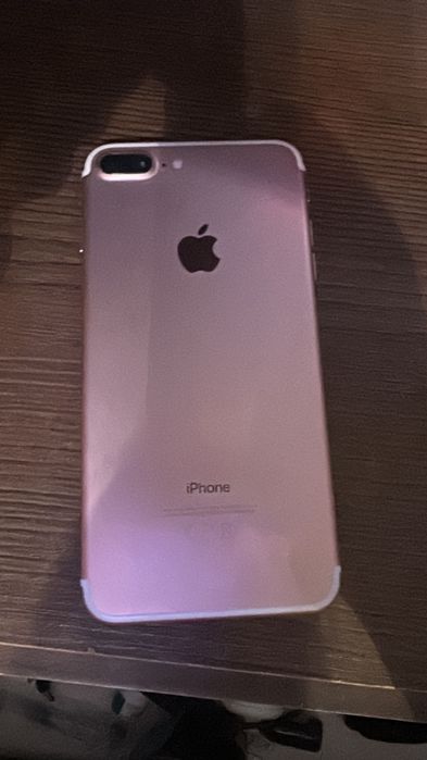 Apple iPhone 7 Plus в цвете Rose Gold (розовое золото).