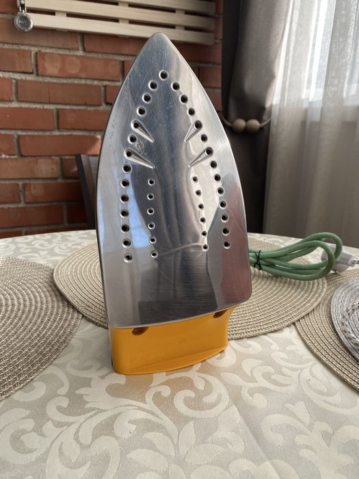 Продавам ютия solac mod-720