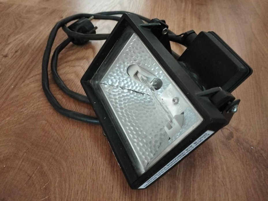 прожектор с кабел