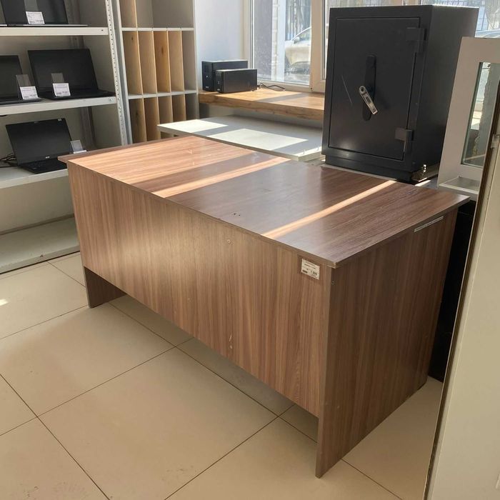 Стол деревянный коричневый