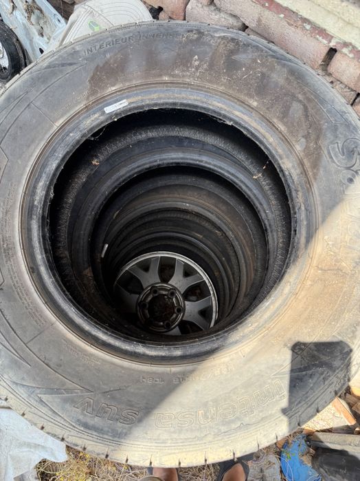 Продавам Летни  гуми 4 броя 235/70R16 и една зимна с джантата