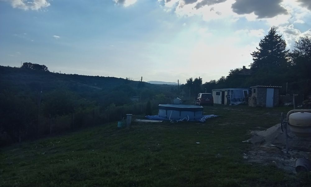Полу завършена къща