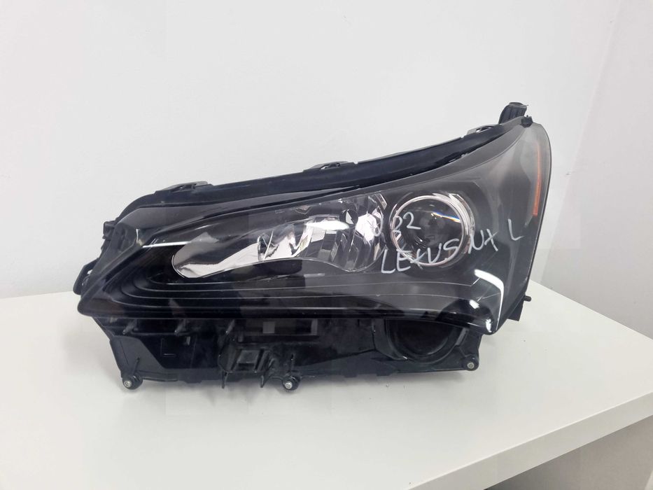 Продавам ляв фар за Lexus NX