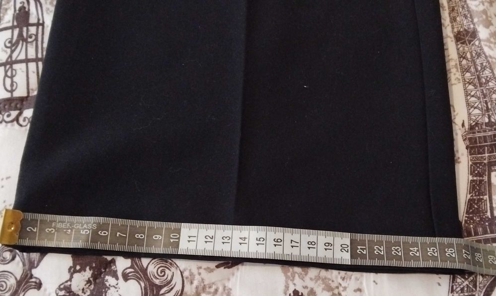 Продавам дамски черен панталон размер L