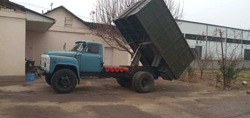 Газ 53 сотилад ишлаб турган мошина