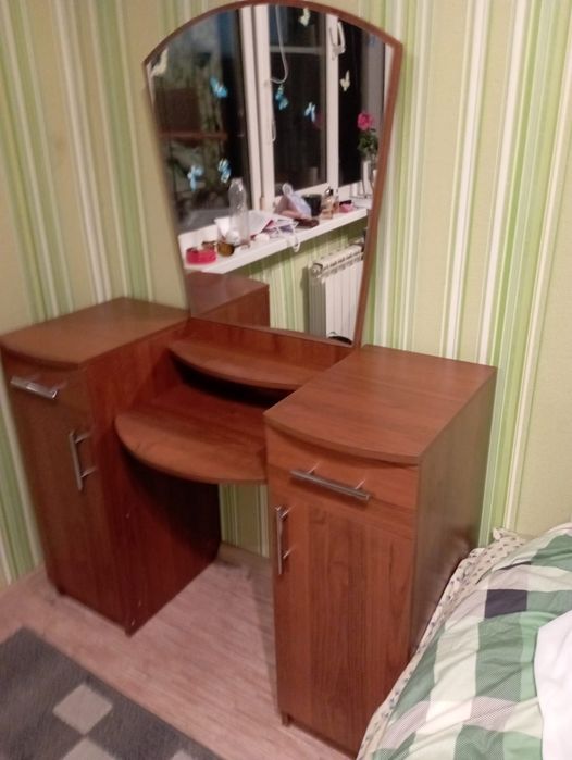 Продам трюмо (туалетный столик)