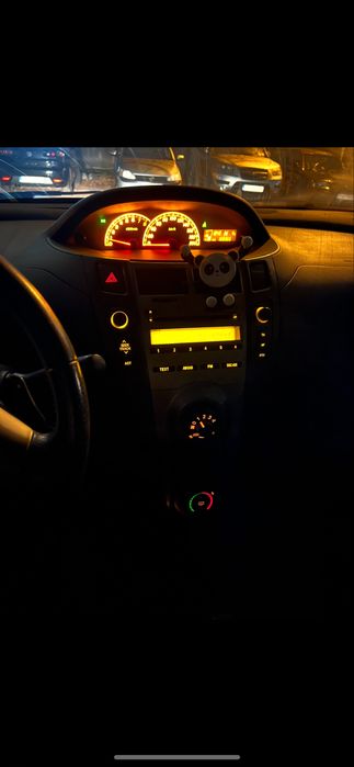 Продавам Тойота Ярис