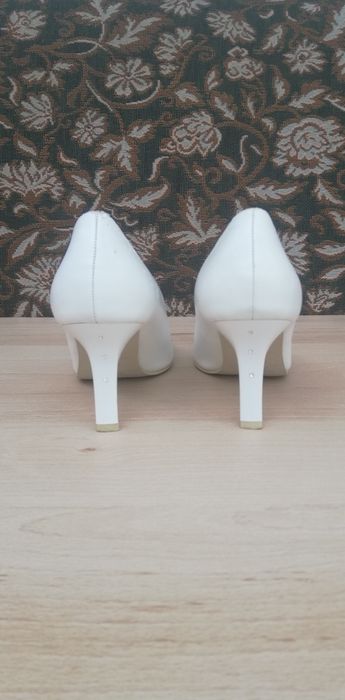 Продам белые туфли