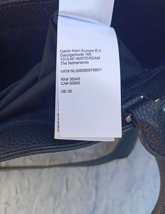 Vând geantă damă Calvin Klein.