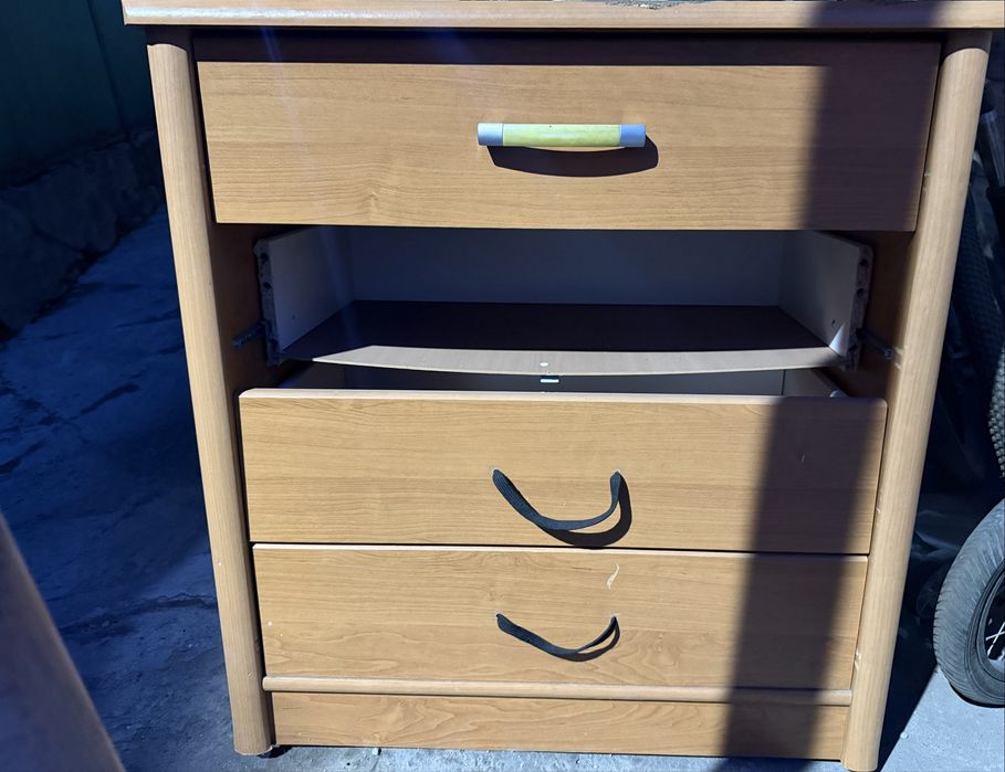 Продам тумбочку