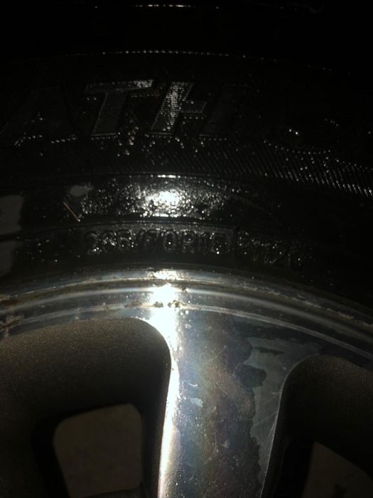 Продам срочно зимниее шины