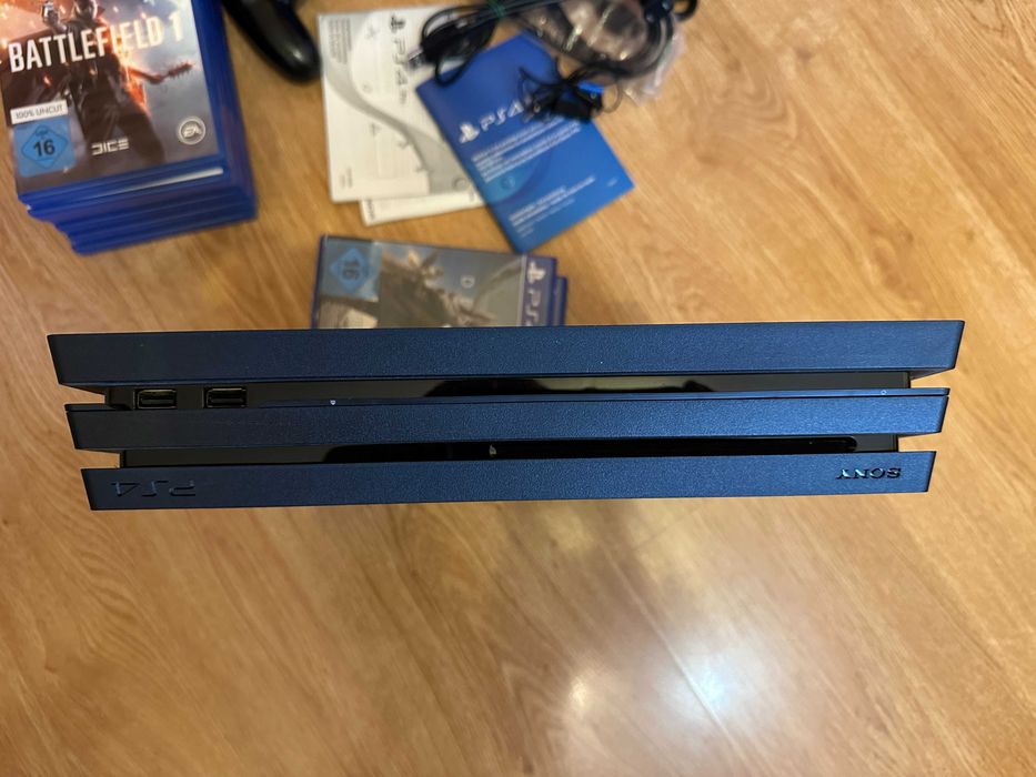 PlayStation 4 PRO 1TB, джойстик, оригинална опаковка и 8 игри