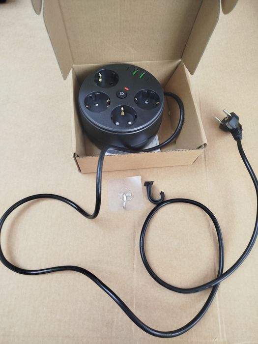 Кръгъл разклонител,с прибиращ се кабел 1,8м.