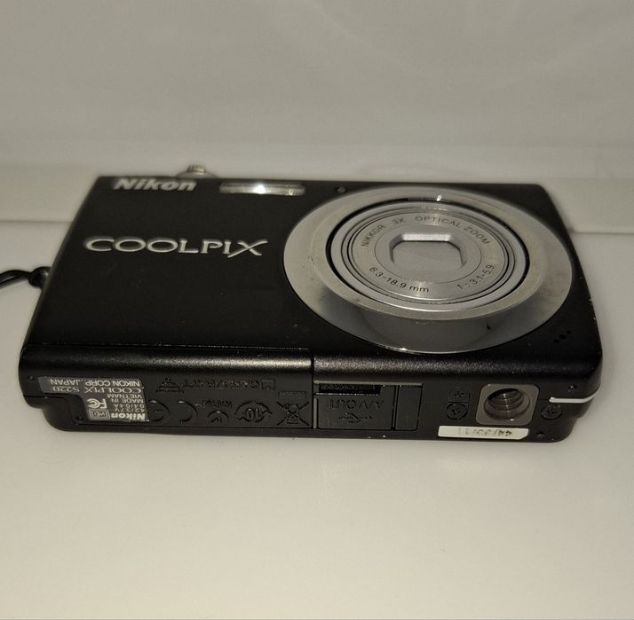 Nikon Coolpix S220 компактен дигитален фотоапарат