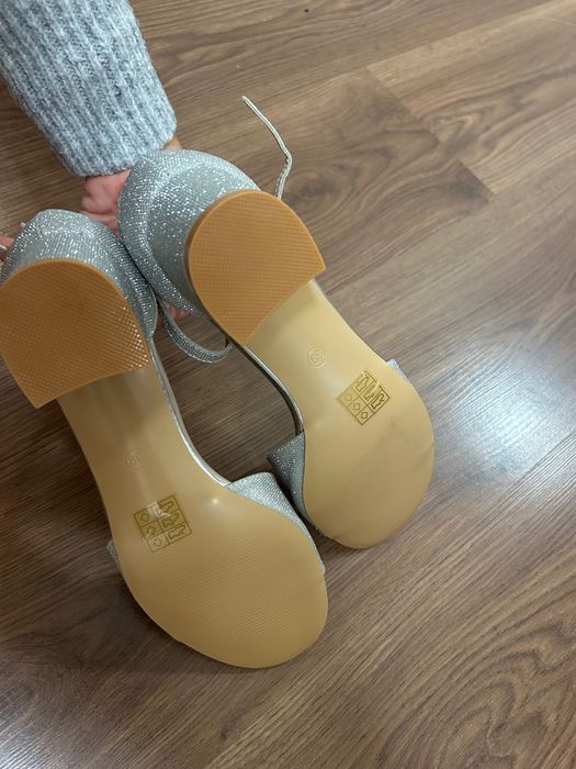 Сребристи сандали на среден ток, размер 39