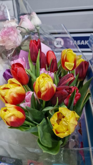 Гул. цветы. Продаётся цветы на 8 март