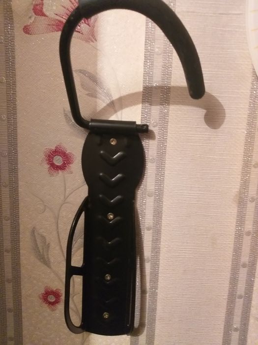 Настенный держатель для велосипеда-электросамоката.