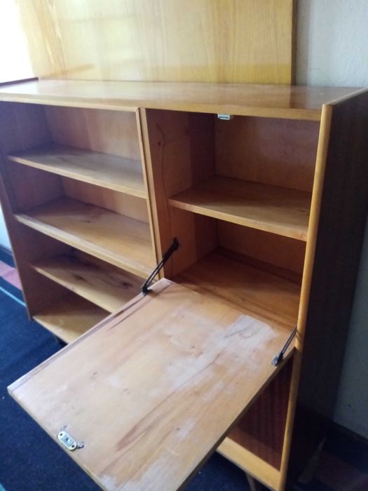 Ретро библиотека с барче и шкаф.