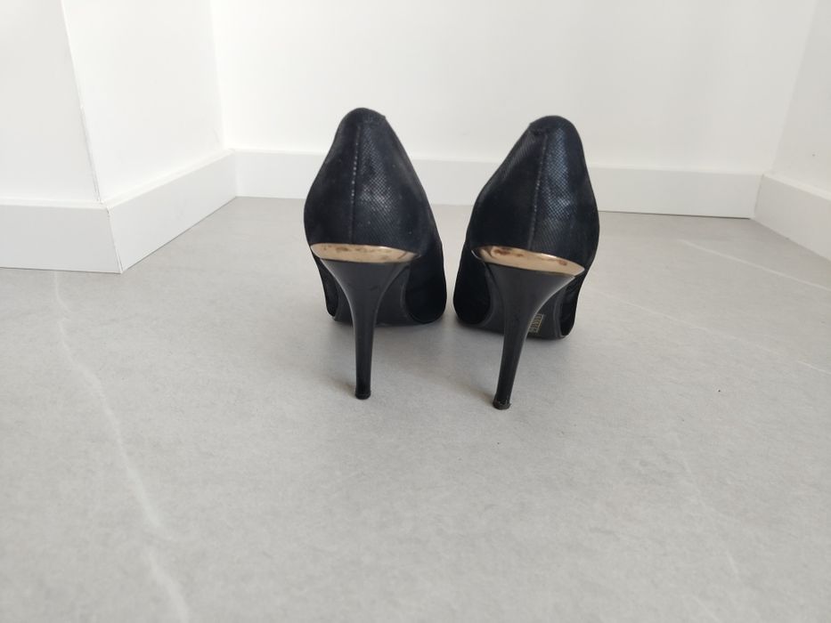 Стилни обувки на тънък висок ток 39н.