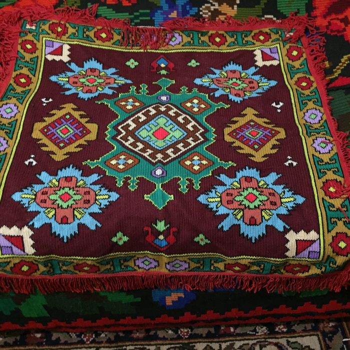 Fețe de masă cusute de mînă în chelin