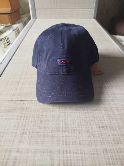 Продаю новые  кепки  разных цветов  фирма LEVIS  Таиланд звоните смел