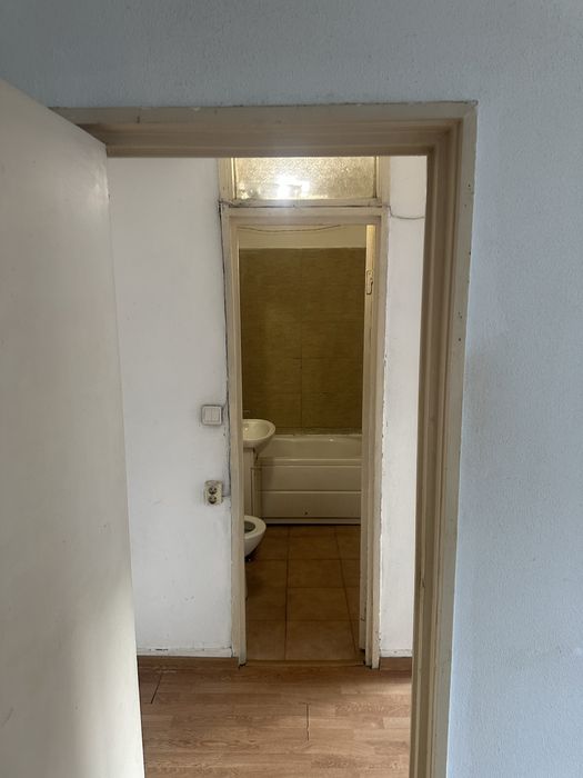 Proprietar vand apartament semidecomandat.