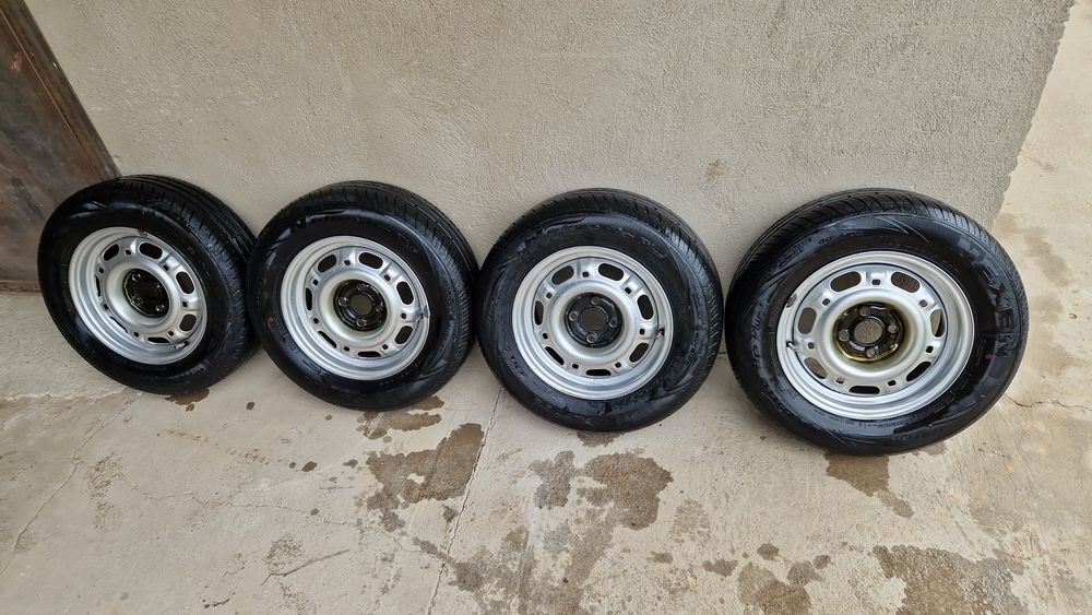 Шины и диски в идеальном состоянии без камерний все диски ровный...