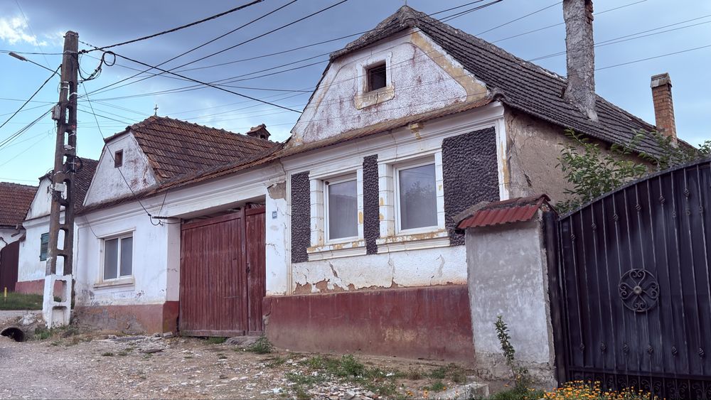Casă  de vanzare cu două corpuri de locuit și șură mare, aproape de centrul comunei Dumbrăvița, Brașov