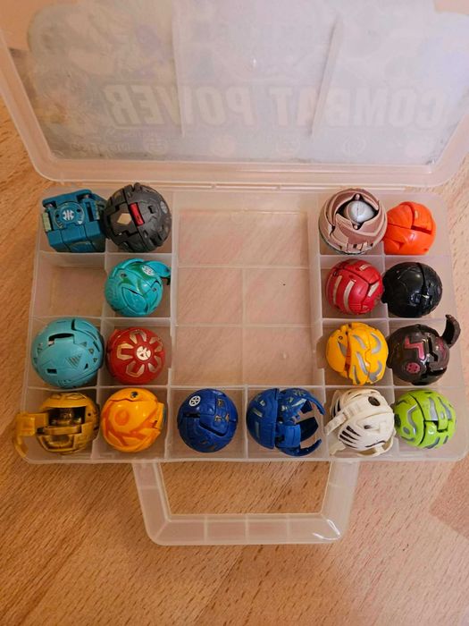 Плюшени играчки и пластмасови играчки(продам на комплект по минимум 3 )
