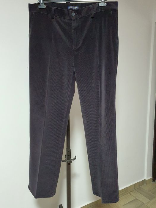 Pantaloni 54, material tip reiat,model care poate fi purtat la sacou