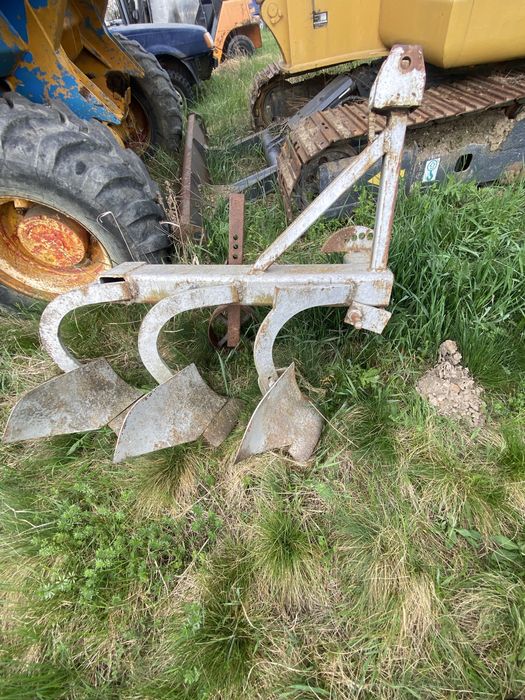 Vând plug dupa tractoras