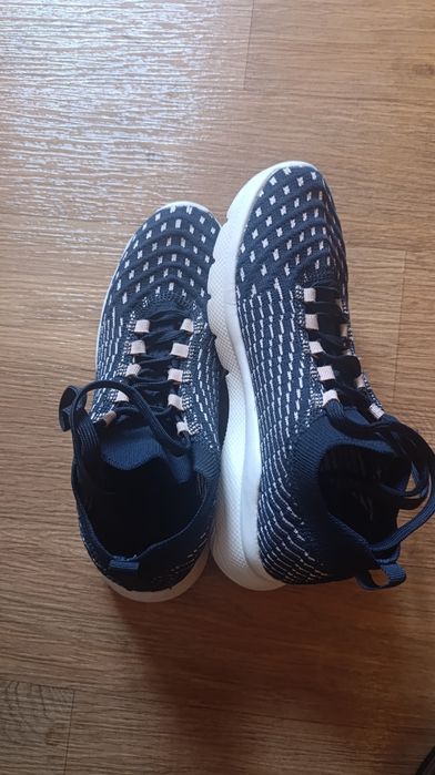 Качественные кроссовки на весну/лето размер 36-37