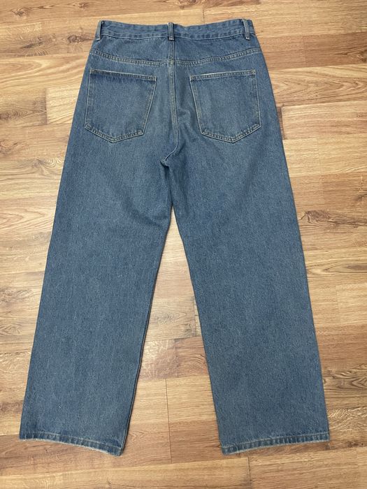 Широкие синие джинсы