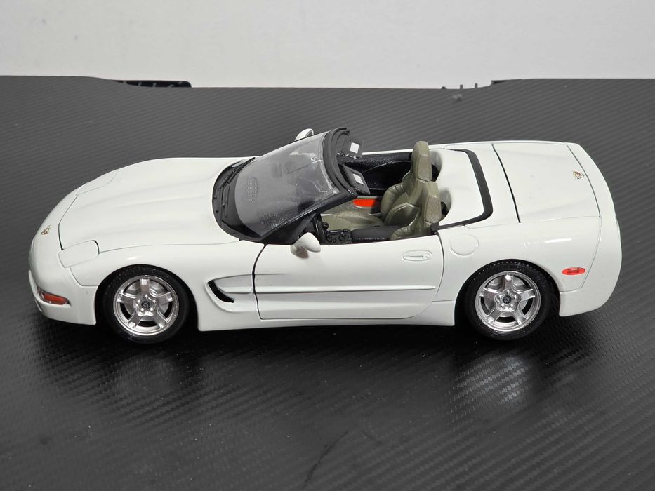 Macheta Auto 1/18 Burago Chevrolet Corvette C5 1997