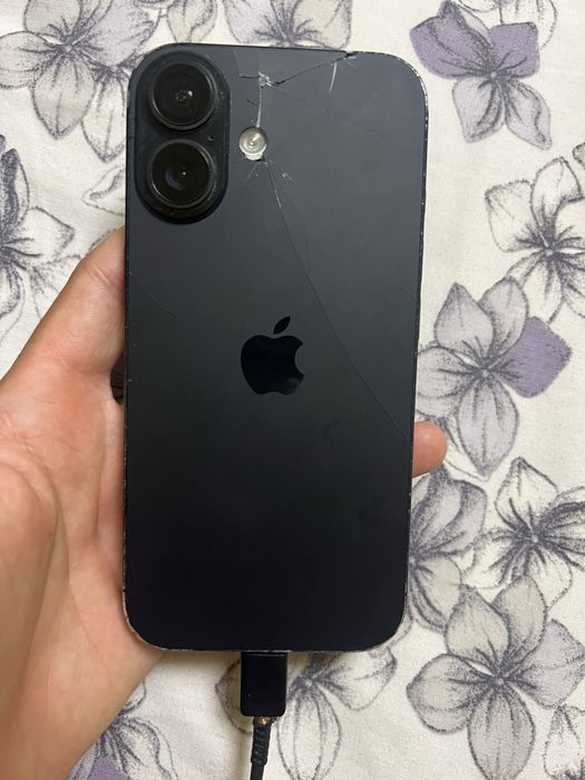 Vand iPhone 16 negru spart pe spate functional. Prin curier trimit doar cu avans!!