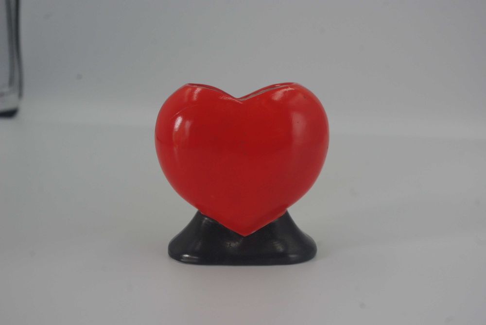 Vaza miniatura in forma de inima, cu motiv "floare de colt", anii 1940