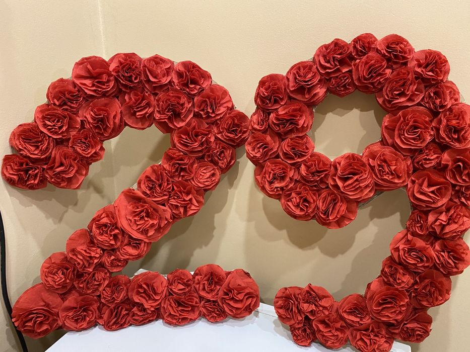 Цифри от рози ръчна изработка