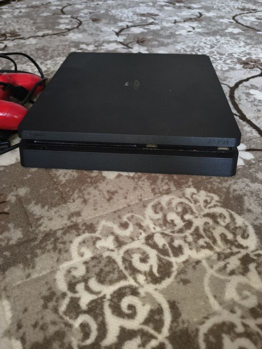 Vând ps 4 in stare de funcționare cu cablurile de alimentare și o singura maneta dar maneta are o defecțiune la baterie trebe sa stai cu ia tot timpu