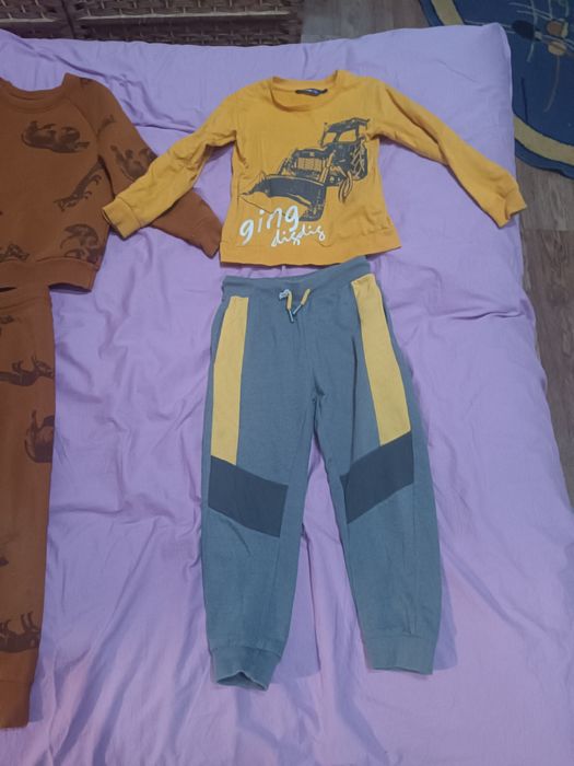 Одежда для мальчика примерно 3-6лет.