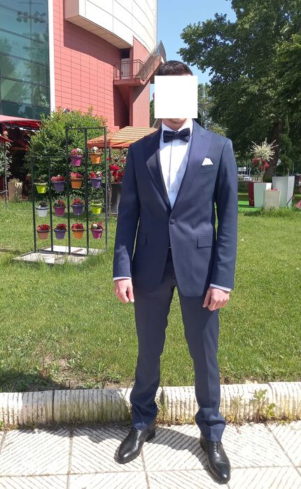 Официален костюм