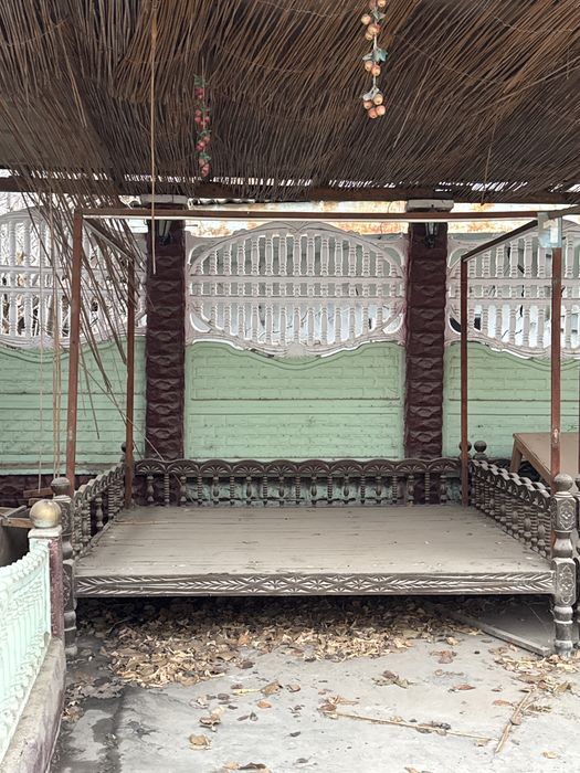 Тапчан бар бірдей,сарыағашта тұр