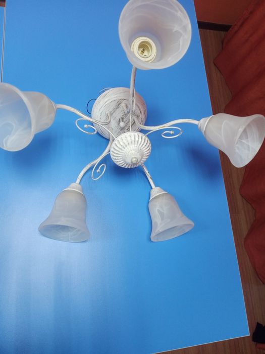 Продам Люстры Белые